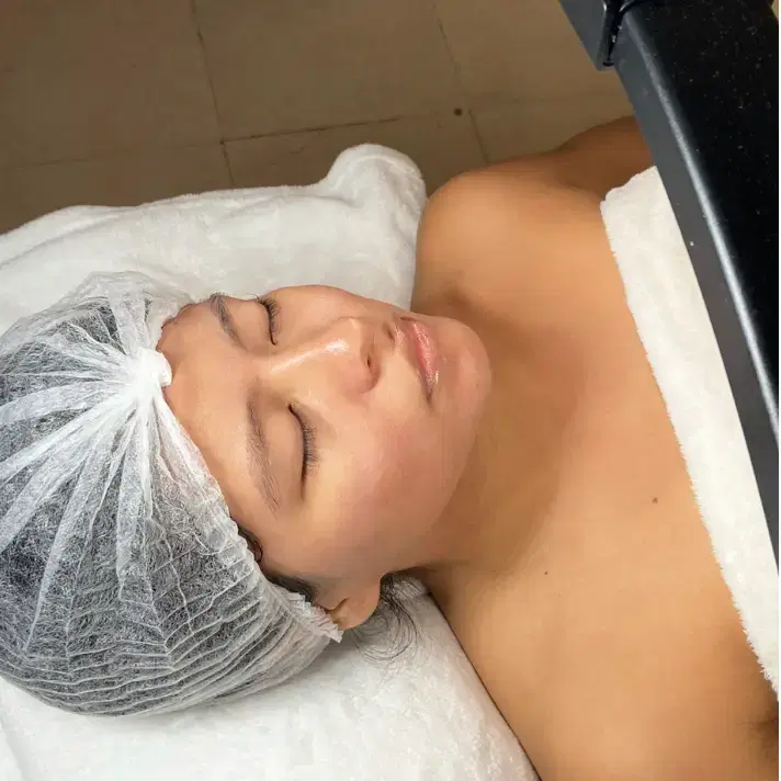 Cómo se hace una limpieza facial en casa (y por qué no deberías)